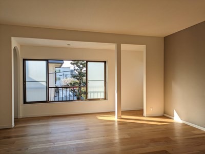 1階リビング23.9帖 写真奥にアイランドキッチン！(居間)