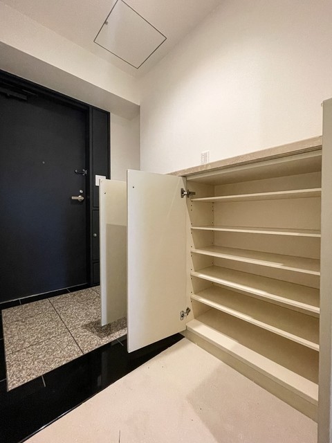 ※写真は同タイプ住戸です。(玄関)