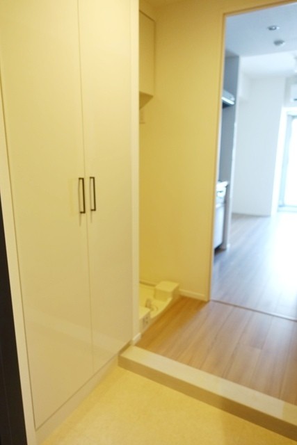 ※写真は同タイプ住戸です。(玄関)