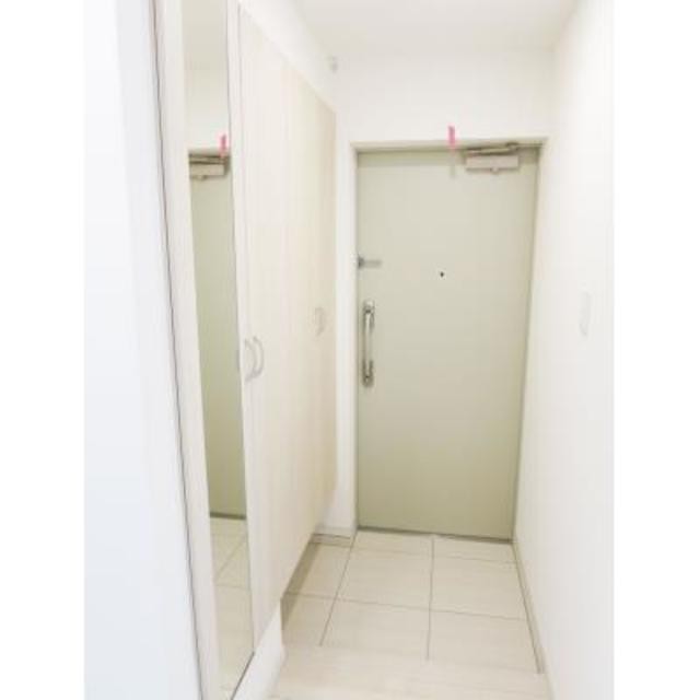 ※写真は同タイプ住戸です。(玄関)