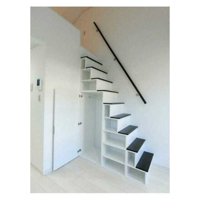 ロフトへは階段で楽々上り下り♪側面はクローゼット＆棚になっています！(内装)