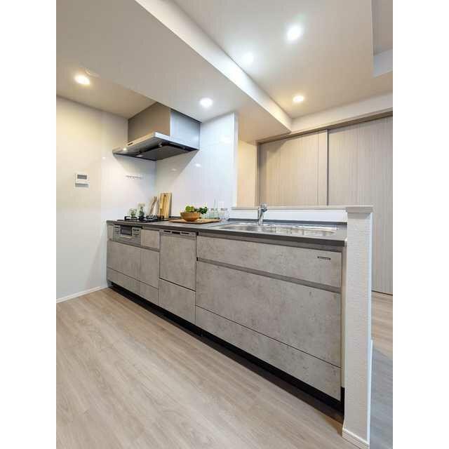 【家具/調度品に関しては配置例を示したものであり、実際の賃貸には含まれません】(キッチン)