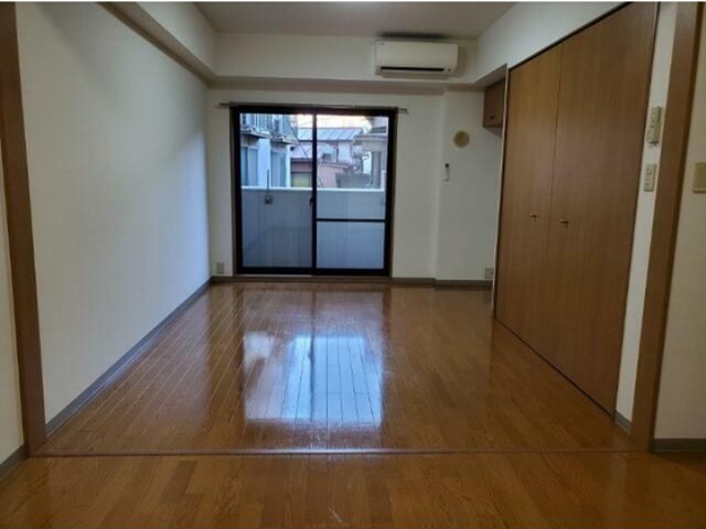 洋室約8帖(居間)