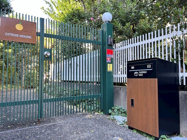 ： 緑豊かで広々とした門扉と宅配ボックス(その他建物画像)