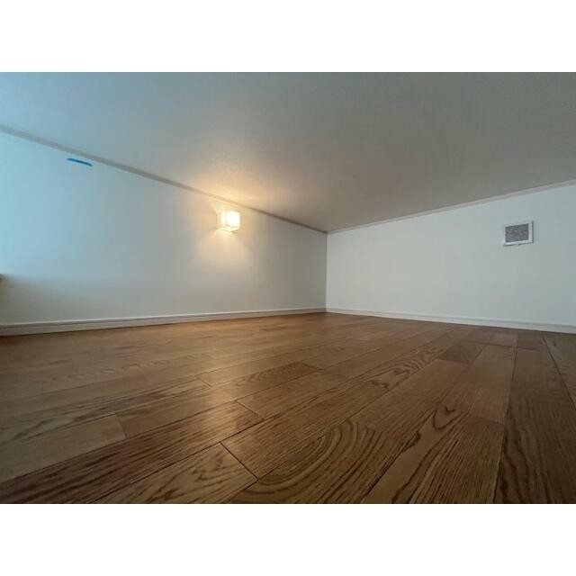 ロフトへは階段で楽々上り下り♪側面はクローゼット＆棚になっています！