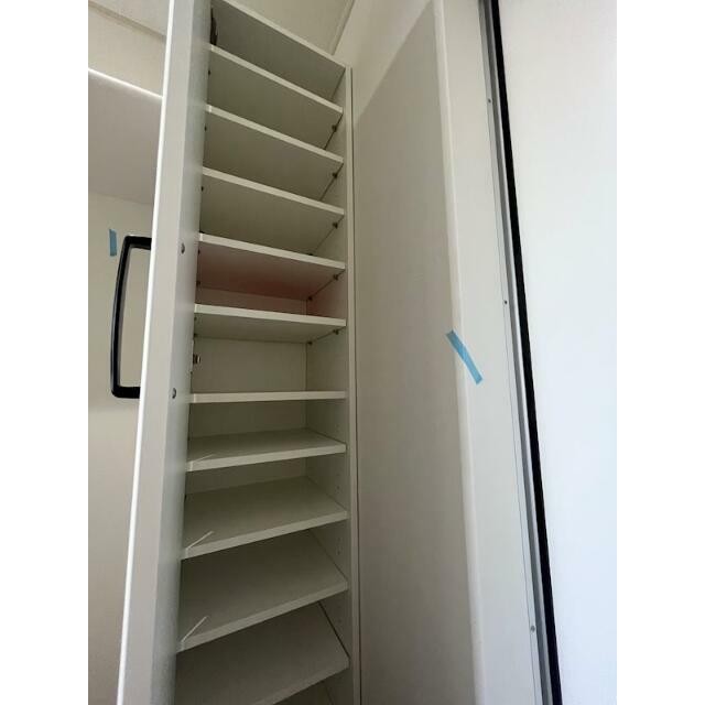 シューズボックスは棚の高さが調節可能でブーツも入ります！(玄関)