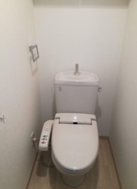 トイレはウォシュレット完備です(内装)