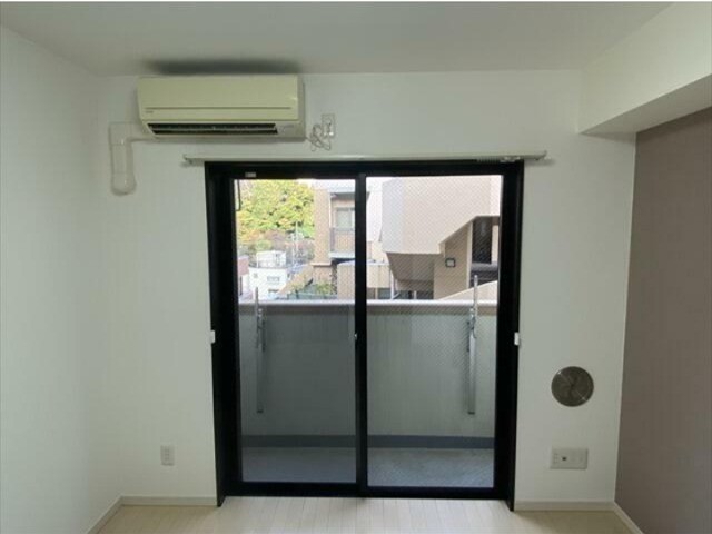 天井が高く広く感じます 大きな窓から日差しが入ります(居間)