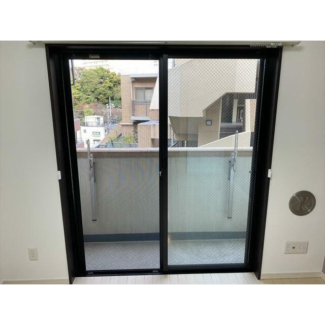 大きな窓の明るい室内です