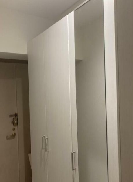 2025年11月フローリング張り替え工事中、グレイッシュカラー、建具はホワイトアッシュ(玄関)