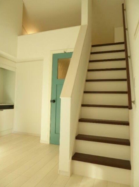 ロフトへは階段で上り下り！2階建てのように広く使えると好評です♪