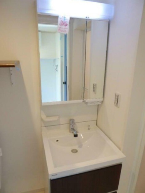 シャンプードレッサーが標準装備！毎日の身支度が快適に♪(内装)