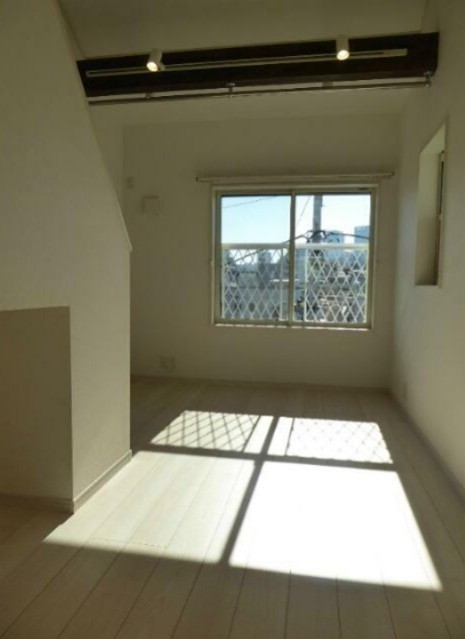 白が基調の明るい室内は、梁（はり）がアクセントでお洒落です♪(居間)