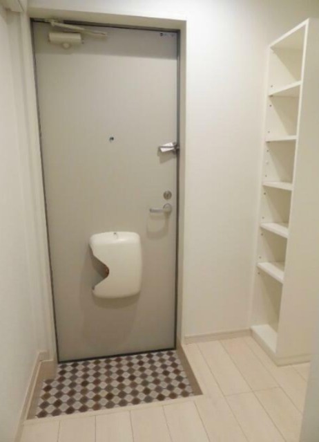 シューズボックスは棚の高さが調節可能でブーツも置けます！(玄関)