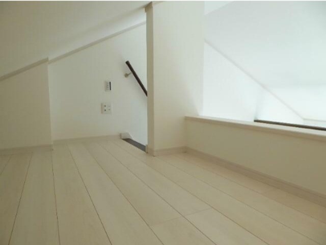 大型ロフトは寝室にできるほどの広さがあります！(内装)
