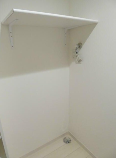 洗濯機置き場は嬉しい棚付き！