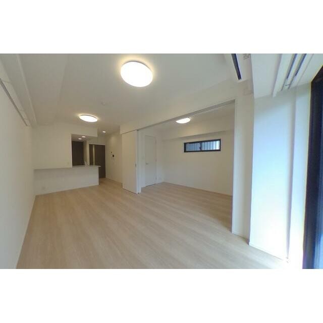 Gタイプ2023年4月撮影（パノラマ画像から切り取り）同タイプ106号室の写真です。(居間)