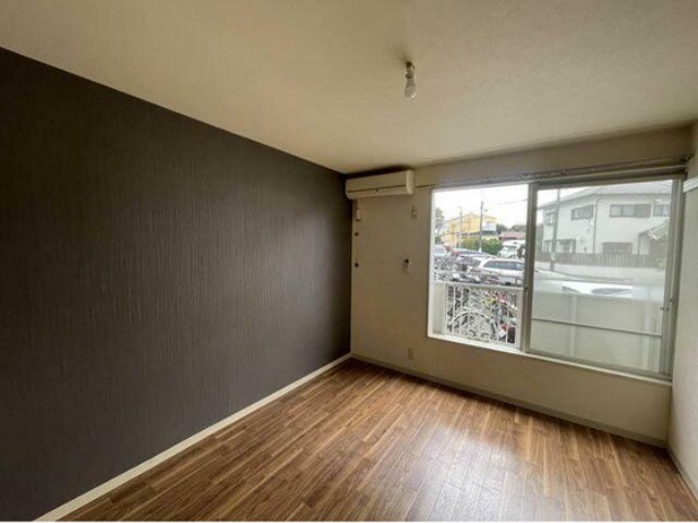 ※アクセントクロスは工事完了後に変更になる場合がございます。照明は設備ではございません。(居間)