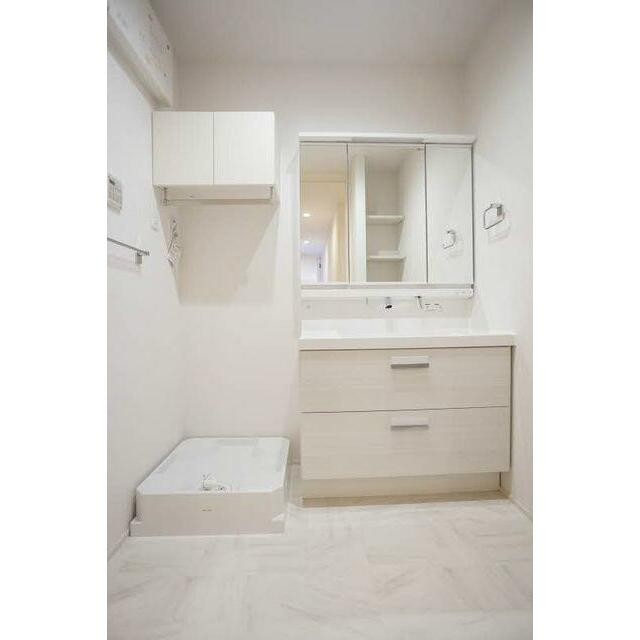 サニタリーの様子です。3面鏡仕様の独立洗面化粧台です。(内装)