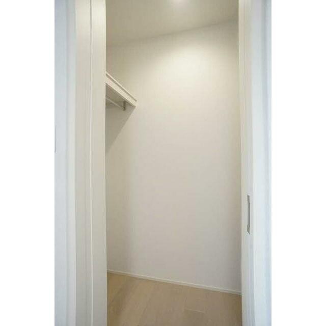 洋室収納はウォークインクローゼットです。(内装)