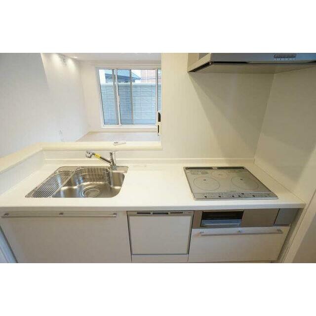 キッチンは3口コンロ【IHクッキングヒーター】付きシステムキッチンです。ビルトイン食洗機も搭載され…(キッチン)