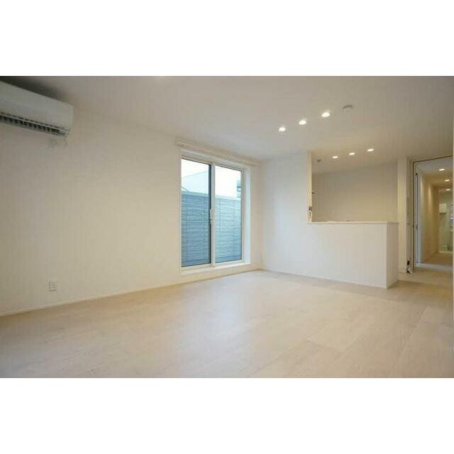 リビングの様子です。キッチンは対面キッチン仕様です。(居間)