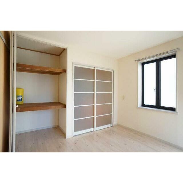 ■洋室 奥行きのある収納(内装)