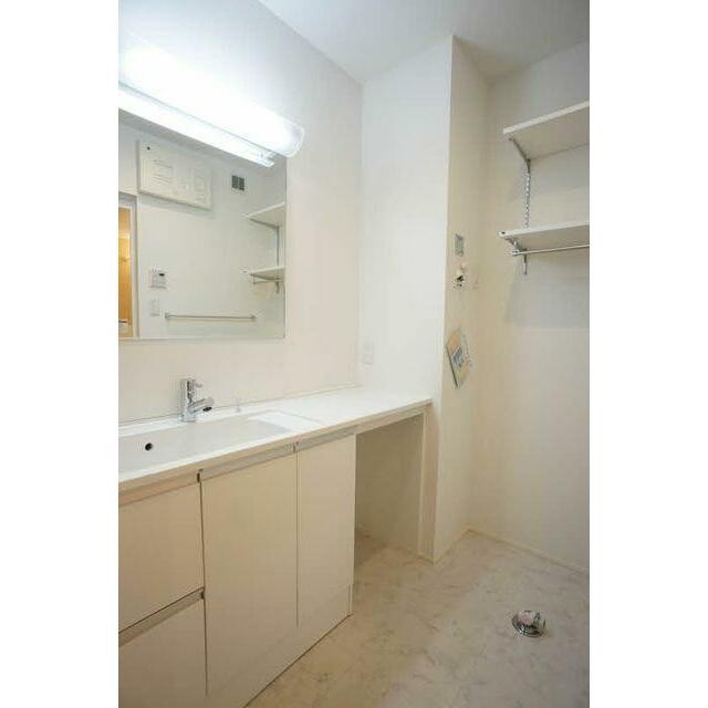 ■洗面所 洗濯機置き場の上にも可動収納棚(内装)