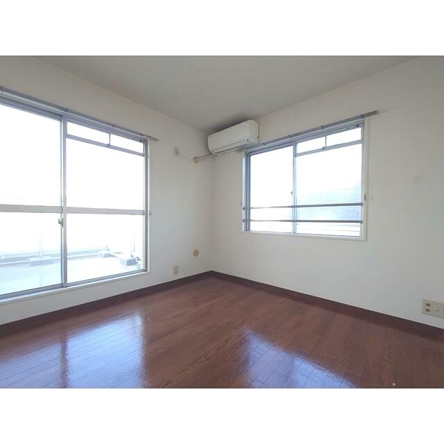 ※掲載の室内画像は、リフォーム前の画像です。予めご了承ください。(居間)