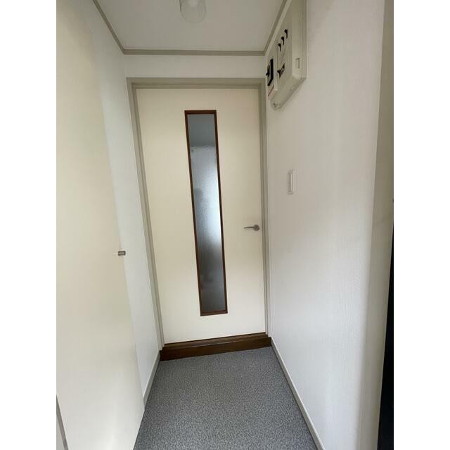 写真は203号室になります(玄関)
