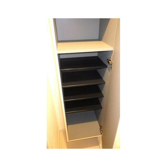 玄関収納 ※同タイプ（201号室）の写真