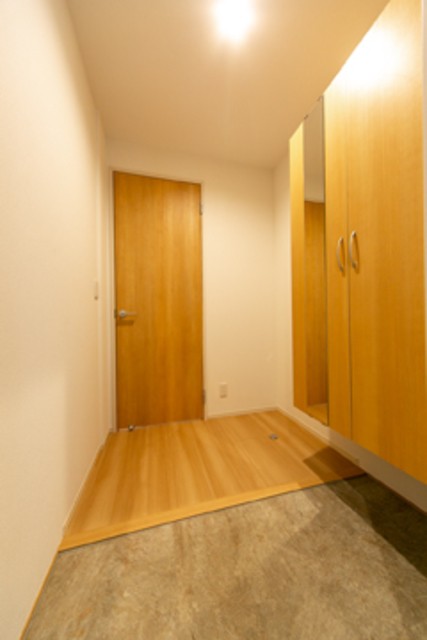 ※写真は同タイプ住戸です。(玄関)