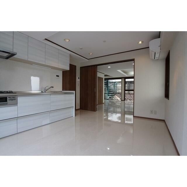 1階キッチンとLD(居間)