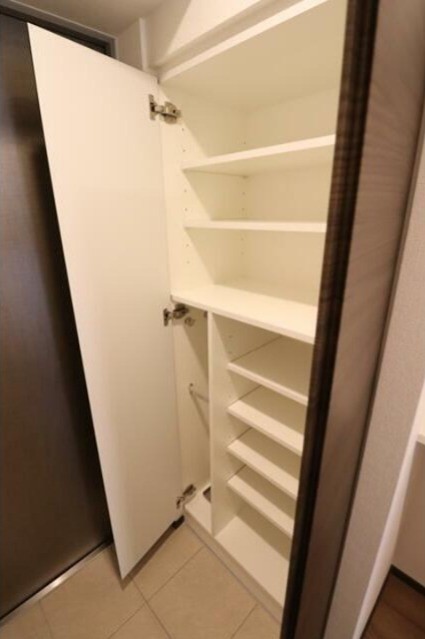 ※別号室のため室内フローリング等配色が異なります。