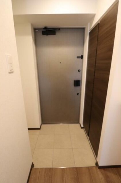 ※別号室のため室内フローリング等配色が異なります。(玄関)