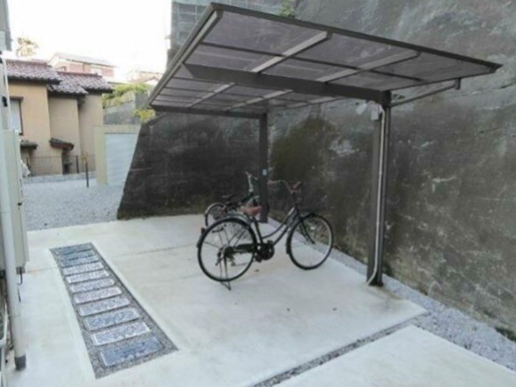 屋根付き駐輪場（バイクも置けます）