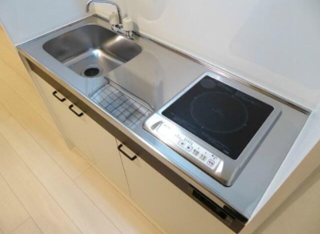 一人暮らしに丁度いいサイズ、お手入れ楽々のIHキッチンです！(キッチン)