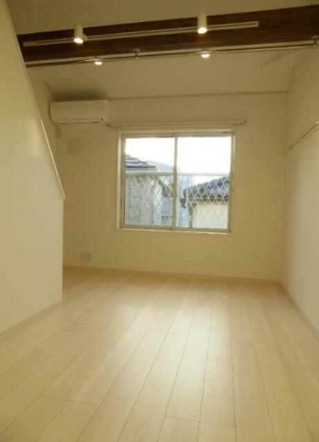 白が基調の明るい室内は、梁（はり）がアクセントでお洒落です(居間)