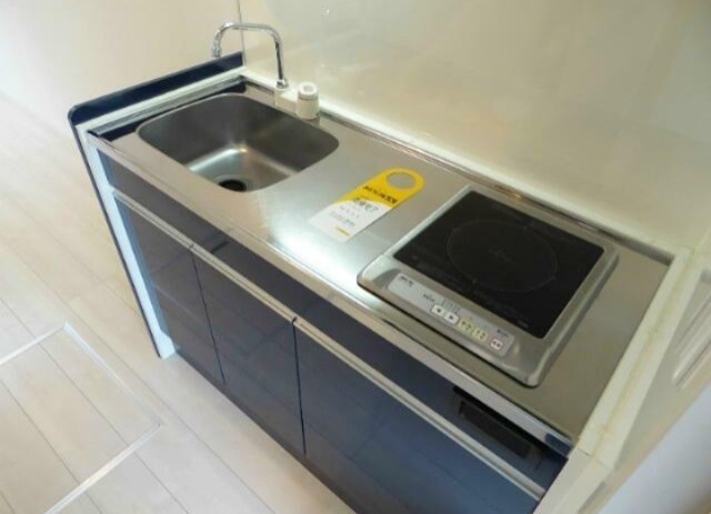 一人暮らしに丁度いいサイズ、お手入れ楽々のIHキッチンです！(キッチン)