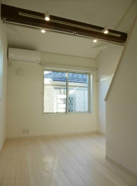 梁（はり）が特徴的な明るいお部屋です(居間)