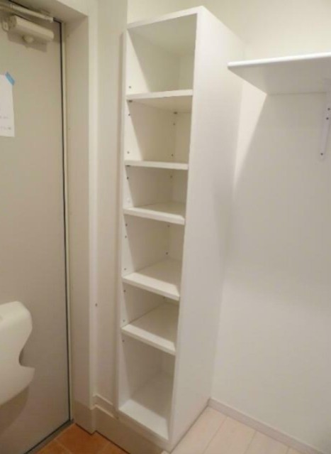 シューズボックスは棚の高さが調節可能(玄関)