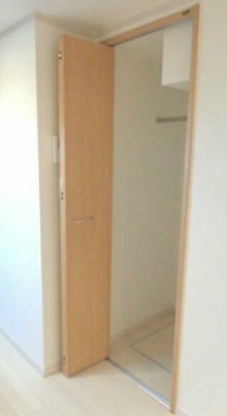 階段下はクローゼットになってます！(内装)