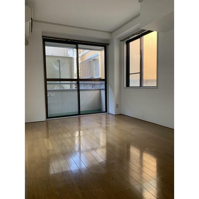 洋6畳（右）の部屋になります。