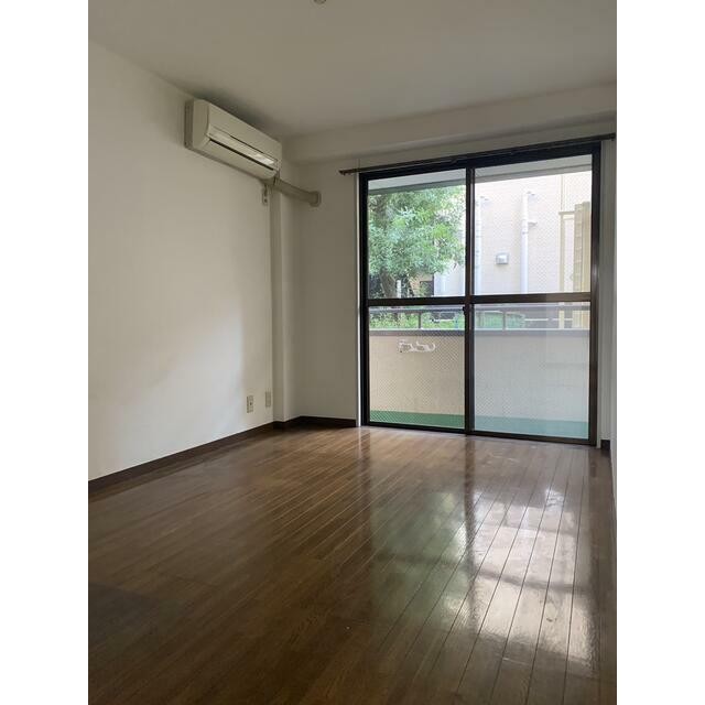 洋6畳（左）の部屋になります。