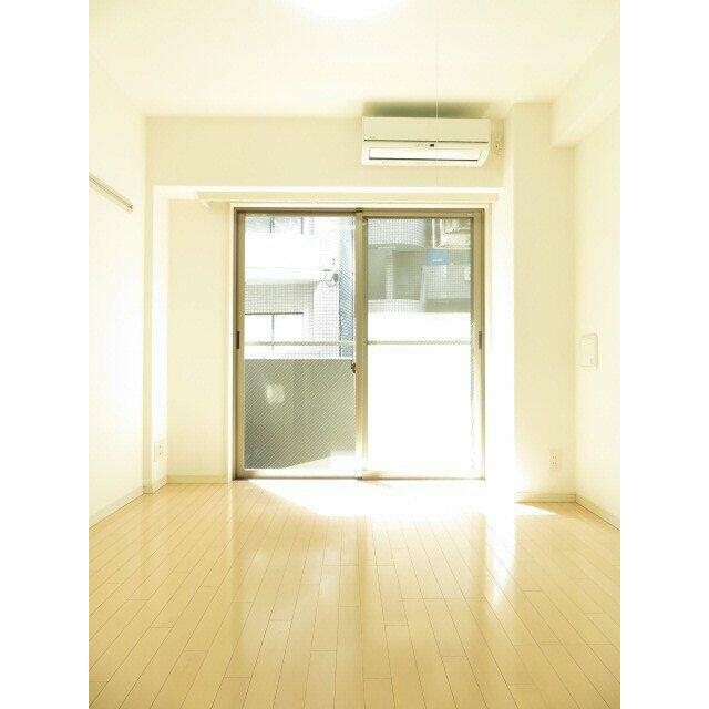 スタンダードな洋室です