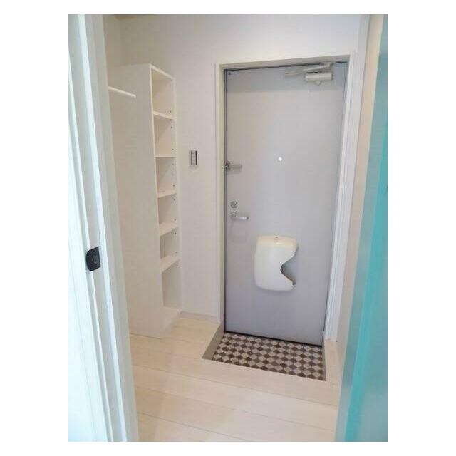 シューズボックスは棚の高さが調節可能でブーツも置けます！(玄関)