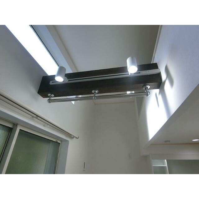 梁（はり）は照明や室内干しにもなるので実用的！