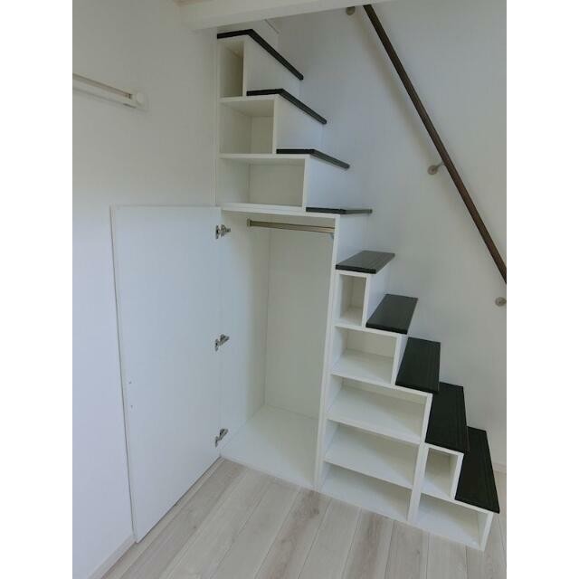 ロフトへは階段で楽々上り下り♪側面はオシャレな収納になっています！(内装)