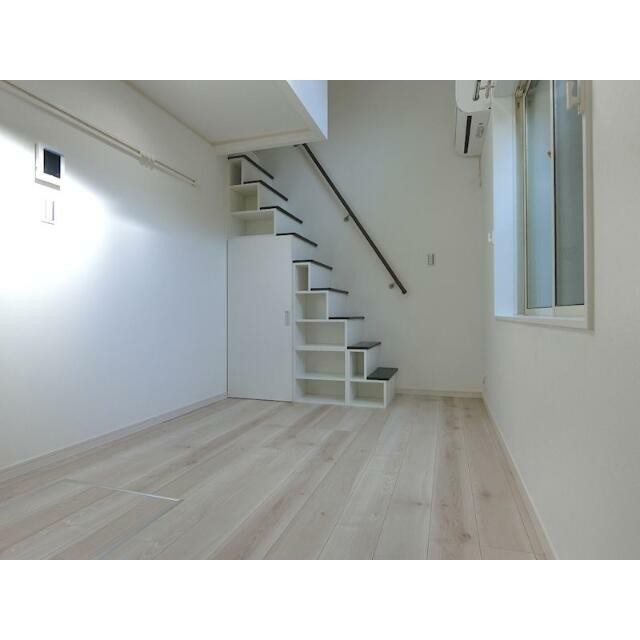 天井が高く開放感があります！(居間)