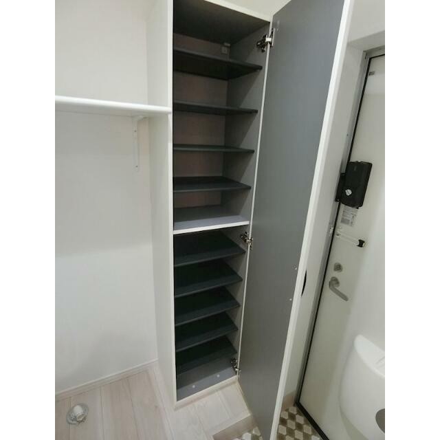 シューズボックスは棚の高さが調節可能でブーツも入ります！(玄関)